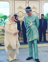 She started working on the second book in 2007. Indah Sungguh Doa Dymm Raja Permaisuri Agong Buat Anakanda Baginda Tengku Mahkota Pahang Remaja