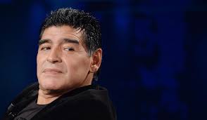 Auch nach seiner beerdigung kommt diego maradona nicht zur ruhe. Diego Maradona Foto Skandal Bestatter Macht Selfie Mit Totem Maradona News De