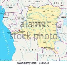 (bambino al padre prima di uno scannamento collettivo nel villaggio.) « hakuna matata. Africa Repubblica Democratica Del Congo Matadi Street Foto Stock Alamy