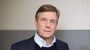 Claus kleber wurde als ältester von 2 söhnen in reutlingen/baden württemberg, in einem konservativen elternhaus 1982 heiratete er die ärztin renate kleber, mit der er zwei töchter hat. K73zvzf9qshivm