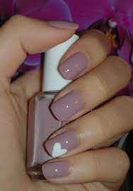 nageldesign zartes rosa altrosa herz muster nagelideen schlichte nagel nagellack