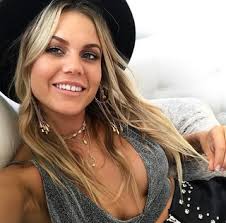 Η Brooke Nash έχει ταλέντο στις πόζες και φαίνεται