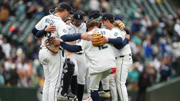 Cole Wilcox secures the Mariners' win