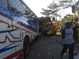 Maybe you would like to learn more about one of these? Adu Moncong Bus Dan Truk Di Probolinggo Dua Sopir Tewas Terjepit