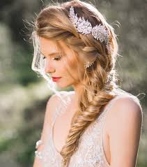 D'épingles sur coiffures de mariage bouclées cheveux de demoiselle coiffure mariage romantique cheveux longs bouclés et couronne tresse originale coiffure mariage cheveux longs bouclés sur le côté avec perles. Coiffure Mariage Cheveux Longs Mi Longs Courts Les Tendances A Suivre