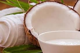 L Huile De Coco Un Must Pour Hydrater Les Cheveux Secs Food Fruit Coconut