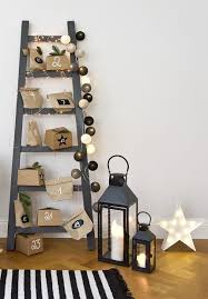 So Funktioniert Der Look Nordic Fire Eine Dekoleiter Ist Das Trend Piece Der Stunde Das Multitalent Weihnachten Laternen Nordische Weihnachten Leiterdekor