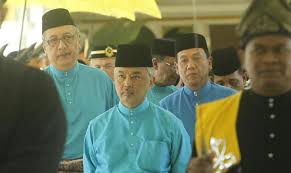 Mei 1974 dan ditabalkan pada 6hb. 178 Terima Darjah Kebesaran Serta Pingat Pahang