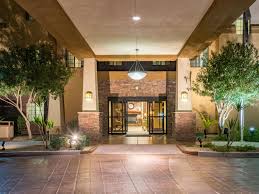 It's a 16 minutes drive by car. Glendale Arizona Distance From Phoenix