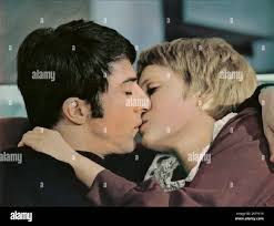 Mia Farrow & Dustin Hoffman Film John And Mary (USA 1969) Characters: Mary  & John Director: Peter Yates 14 December 1969 **WARNING** This Photograph  is for editorial use only and is the