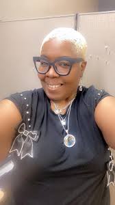 Busy nama sunglasses 🕶️ mu vula🌧️🌧️.. like u are going to  Chicago's🤦🤦😆 what is wrong with you people.