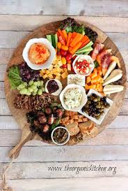 Como Preparar Una Bandeja De Aperitivo Deliciosa E Instagrameable Aperitivos Deliciosos Aperitivos Bandejas De Comida