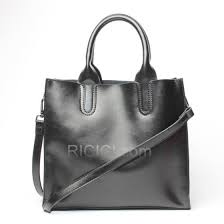 Notre boutique de maroquinerie en ligne vous propose un large choix de sacs en bandoulière pour les femmes, en cuir ou en synthétique et pas chers. Sac Femme Cuir Noir Sac Cabas Originale Sac Bandouliere Pas Cher 4520020173 1 Ricici Com