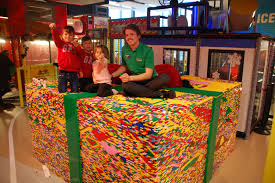 Legoland® ist dänemarks bekanntester und beliebtester freizeitpark für kinder, familien und alle junggebliebenen. Weltrekord Im Legoland Oberhausen Grosstes Geschenk Aus Lego Steinen