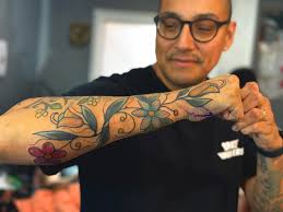 AHO! Adding more Ojibwe florals to honor my Ojibwe roots while representing  my Blackfoot heritage. Chi-miigwetch to Nolan Malbeuf for the tattoo and  design! Proud to be both Ojibwe and Blackfoot. 🙌🏽