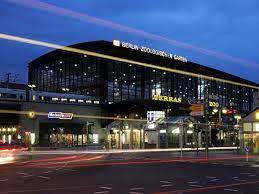 Damit die besucher diesen bequem erreichen konnten, wurde der bahnhof errichtet. Bahnhof Zoologischer Garten Berlin De