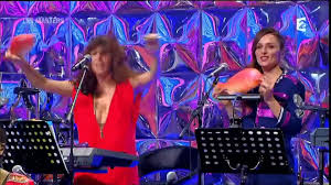 Les paroles des chansons de choristes. Buzz Une Choriste De N Oubliez Pas Les Paroles Devoile Sa Poitrine Par Accident Video Dailymotion