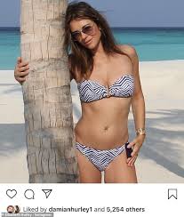 Elizabeth jane hurley (born 10 june 1965) is an english actress, businesswoman and model. Elizabeth Hurley 55 Shows Off Her Phenomenal Figure In A Bandeau Bikini