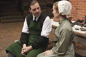 L'explosion d'un obus, dont william tente de le protéger, les projette tous deux dans un trou où ils gisent, grièvement blessés. Downton Abbey Saison 2 Episode 5 Le Poids Du Secret Downton Abbey Saison 2 Saison 3