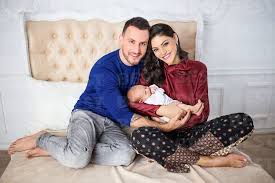 Bármikor megérkezhet kulcsár edina kisfia. Kulcsar Edina Megmutatta Kisbabaja Arcat Habostorta Hu