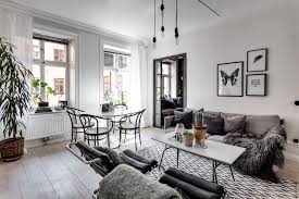 Afhankelijk van de grootte van je kleine slaapkamer, is het bed hoogstwaarschijnlijk het brandpunt. Deze Kleine Woonkamer Is Visueel Groter Gemaakt Met Een Spiegelwand Huis Inrichten Com