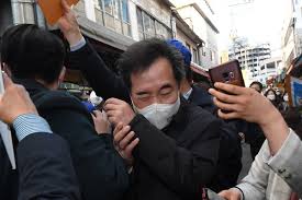 민생탐방을 위해 전국을 순회하고 있는 이낙연 더불어민주당 대표가 5일 강원도 춘천을 찾았다 시민단체 회원들로부터 '계란 테러'를 당했다. Ikwwlpnpt22vwm