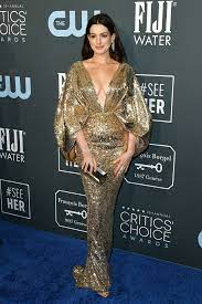 Anne hathaway is in talks to star in the film, which was originally scheduled for this august. Anne Hathaway Unterbricht Ihre Babypause Und Strahlt Bei Den Critics Choice Awards In Versace Vogue Germany