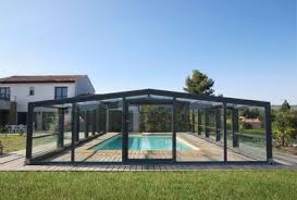 Son plus grand atout est d'être le seul à pouvoir convertir l'espace autour de la piscine. Achat Abri De Piscine Notre Guide D Achat Pour Bien Le Choisir Cote Maison