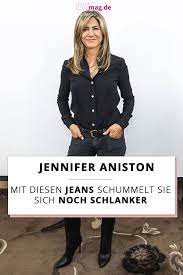 Who made jennifer aniston's white sneakers, sunglasses, lace mask, and black handbag? Jennifer Aniston Mit Diesen Jeans Schummelt Sie Sich Noch Schlanker Jennifer Aniston Jeans Schlank