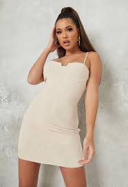 Mais si l'endroit, le style ou la tradition suggèrent l'élégance, vous pouvez parier sur la longue robe de. Robe Pour Mariage Tenue De Mariage Missguided
