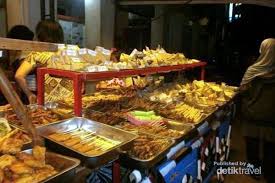 Tidak hanya itu harga nya pun terjangkau, seperti di angkringan pada umumnya. Rekomendasi Warung Angkringan Sedap Untuk Nongkrong Di Solo