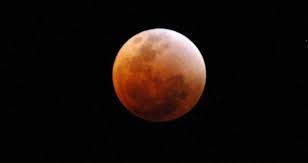 Damit ist gemeint, dass die erde genügend sonnenlicht auf den mond reflektiert. Roter Mond Phanomen Mondfinsternis Wissen De