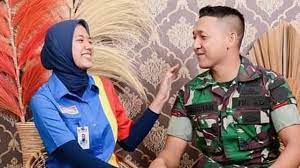 /caption diangkut tentara mas tidak bawa sepatu? kata seorang panitia dari komunitas roodebrug. Beda Profesi Foto Prewedding Pasangan Pakai Seragam Ini Bikin Netizen Baper Hot Liputan6 Com