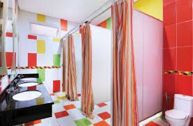 Warna memainkan peran penting di kamar mandi. 20 Contoh Model Keramik Kamar Mandi Terbaru Yang Sedang Tren