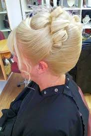 Chignon Banane Avec Boucles Et Frange Roll Hairstyle Special Occasion Hairstyles Big Blonde Hair
