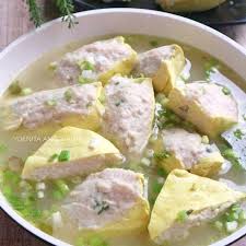 Tumis semua bumbu sampai harum masukkan tahu, kecambah, bakso aduh sebentar sampai bumbu meresap lalu tambahkan air Tahu Bakso Ayam