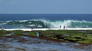 Sebagian besar wilayah kabupaten ini adalah pegunungan, kecuali di sebagian pantai selatan berupa dataran rendah yang sempit. 10 Pantai Cantik Garut Selatan Memikat Tapi Berbahaya Regional Liputan6 Com