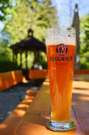 Les musiciennes et musiciens seront en tenue locale, dans un décor revisité. La Fete De La Biere Forte Voyage En Baviere