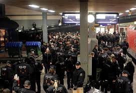 Am samstagnachmittag erklärte der verein in einer richtigstellung, dass die absage. Rostock Hooligans Uberfallen Polizeirevier Bundesliga Faz