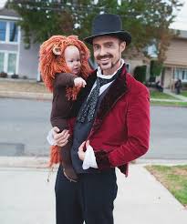Vater Und Baby Als Dompteur Und Lowe Verkleidet Zirkus Kostum Fasching Karneval