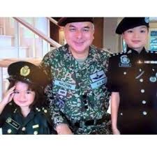 Raja nazrin shah and tuanku zara with their children raja azlan muzaffar shah and raja nazira safya after the investiture ceremony in conjunction with the sultan of perak's birthday in 2012. Comel Dan Lincah Foto Comel Raja Nazira Safya Bersama Abangnya Buat Netizen Geram