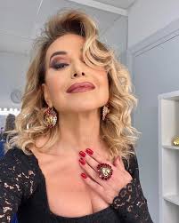 D'urso was born in naples, campania. Barbara D Urso Con I Capelli Castani Arancioni E Cortissimi Ecco Tutti I Suoi Cambi Look Capellistyle Capelli Capelli Spettinati Capelli Vaporosi