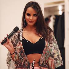 Numa relação há algum tempo, o ator lourenço ortigão, de 23 anos e sara matos, sua companheira e também atriz, um ano mais nova, não esquecem a forma como a série juvenil da tvi «morangos. Sara Matos Cristina Ferreira Fica De Boca Aberta Com Performance De Personagem De Terra Brava