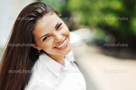 Gülümseyen Genç Kadın