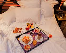 Parfois, les sentiments qu'on éprouve pour le surprendre. Top 10 Des Petites Attentions Romantiques Le Blog De Secret De Paris Hotel Spa