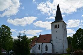 Jednolodní kostel, vchod do věže je z náměstí, vchod do kostela z ulice. Kostel Narozeni Panny Marie Loucim Wikipedie