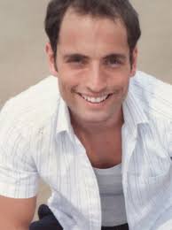 Un homme obtient 75 % de correspondances Tinder en plus après un implant de  cheveux