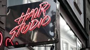 A taper fade haircut has long hair on top with a taper to short hair along the sides and back. Getting A Haircut In Spanish Vocabulary Phrases Tell Me In Spanish
