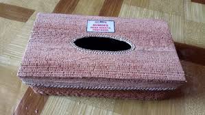 Ukur dimensi tempat tisu yang akan dibuat kali ini saya menggunakan ukuran panjang = 30 cm lebar = 12 kotak sudah berbentuk seperti tempat tisu, tetapi belum ada lubang untuk mengambil tisunya. 7 Kerajinan Dari Pelepah Pisang Paling Unik Terlengkap