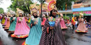 Menurut ensiklopedi nasional indonesia (1997), lurik diperkirakan berasal dari daerah pedesaan di jawa. Filosofi Motif Kain Tenun Lurik Halaman All Kompas Com
